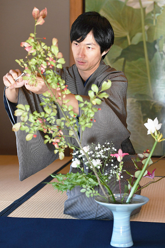 たしなみの文化考 ８ 華道家 笹岡隆甫さんの建築巡り 空間 場所性 哲学の時間 毎日新聞