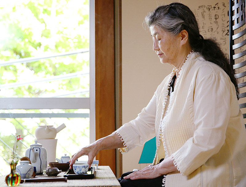自ら絵付けした道具を使い、煎茶を楽しむ中辻悦子さん=兵庫県宝塚市で、菅知美撮影
