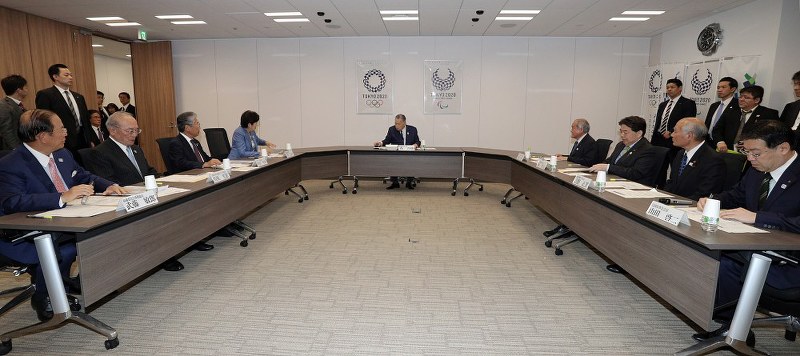 東京五輪・パラリンピック調整会議に臨む組織委の森喜朗会長(中央)ら=東京都港区で2018年4月10日午後5時12分、代表撮影