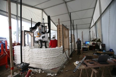 　４月１０日、フランスのナントで、３Ｄプリンターで建てられた公営住宅が公開された。建設プロジェクトを率いた研究者らは、人の居住用に現場でロボット型プリンターを使って建設されたのは「世界初」としている。写真は昨年９月撮影（２０１８年　ロイター/Stephane Mahe）