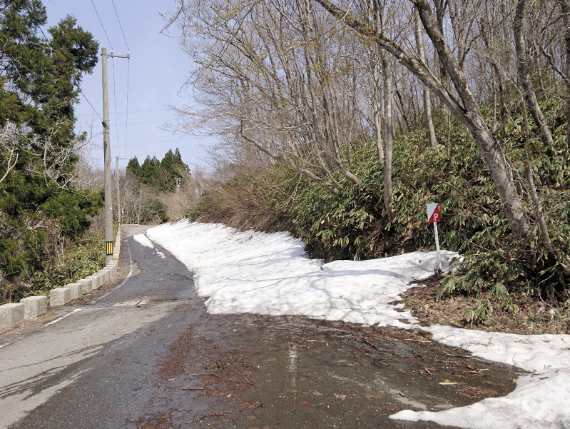 男性が発見された林道近くの「医王の里」には、10日も雪が残っていた=金沢市で、岩壁峻撮影
