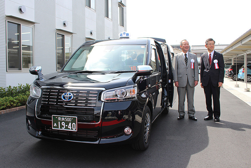 奈良近鉄タクシー：県内初、トヨタ新型車を導入 出発式 ／奈良  毎日新聞