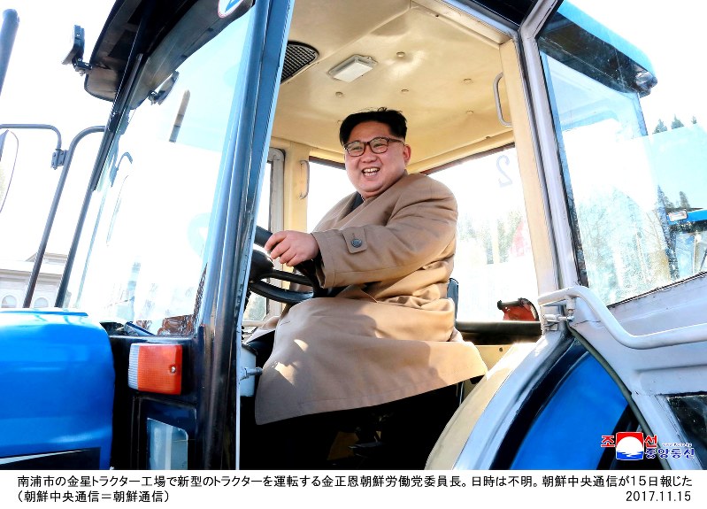 南浦市の金星トラクター工場で新型トラクターを運転する金正恩朝鮮労働党委員長(朝鮮中央通信・朝鮮通信)