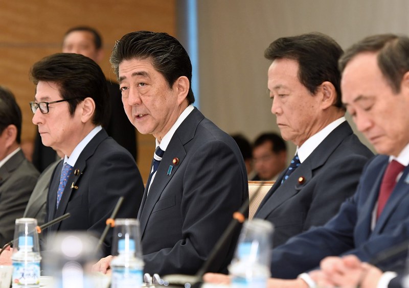 知的財産戦略本部会合・犯罪対策閣僚会議の冒頭、あいさつをする安倍晋三首相(中央左)。同右は麻生太郎副総理兼財務相=首相官邸で2018年4月13日午前8時27分、竹内紀臣撮影