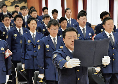 福島県警へ特別出向した65人を代表し、決意表明する鵜沼嘉津雄警部補=福島市中町の県自治会館で2018年4月12日、岸慶太撮影