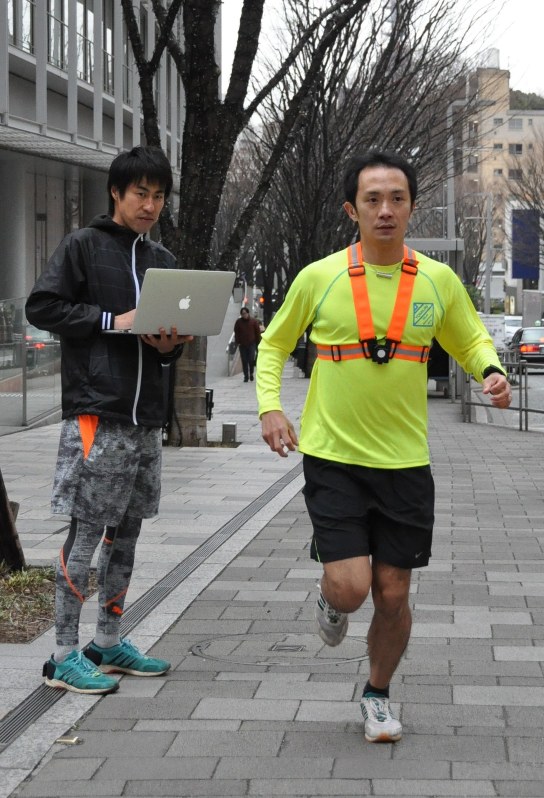 ランニング分析機器の製品化を目指す(左から)橘明徳さんと柴内康寛さん=東京都港区で、成田有佳撮影