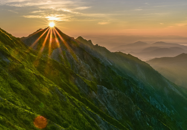 「私の好きな大山」写真コンテストで最優秀賞の「山頂からのダイヤモンド朝日」=伯耆国「大山開山1300年祭」実行委員会提供