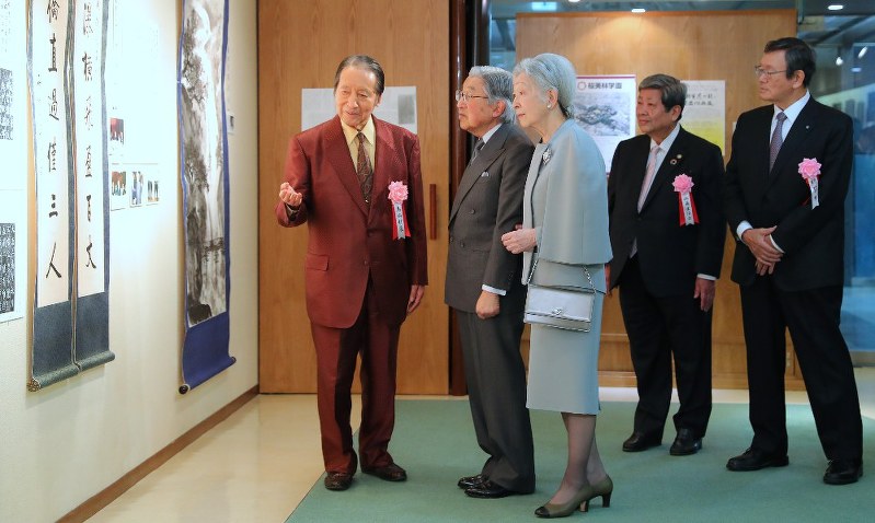 「愛新覚羅一族の書画作品展」を鑑賞される天皇、皇后両陛下。左は説明する書家の高橋静豪・桜美林大名誉教授。右から2人目は桜美林学園の佐藤東洋士理事長、右端は毎日新聞社の朝比奈豊会長=東京都千代田区で14日午前9時45分、長谷川直亮撮影