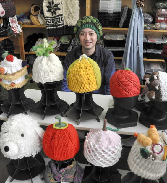 静岡：手編みの帽子100点手芸店の「編み物王子」 | 毎日新聞