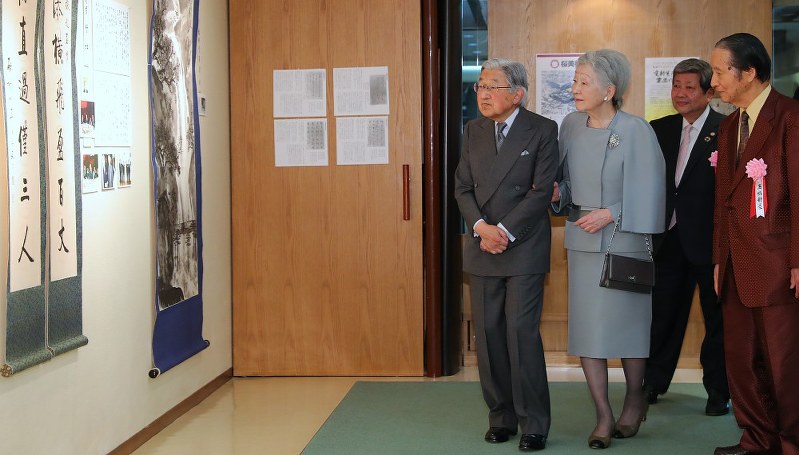 両陛下：「愛新覚羅一族の書画展」を鑑賞 | 毎日新聞