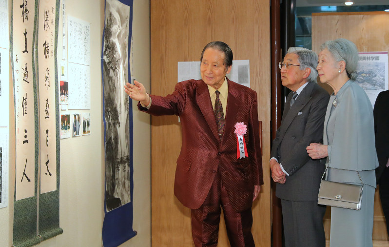 「愛新覚羅一族の書画作品展」を鑑賞される天皇、皇后両陛下。左は説明する書家の高橋静豪・桜美林大名誉教授=東京都千代田区で2018年4月14日午前9時45分、長谷川直亮撮影