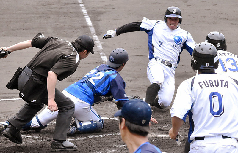 【JFE西日本-ツネイシブルーパイレーツ】六回裏JFE西日本2死満塁、三木の左前適時打で三塁走者に続き二塁から岡が本塁を突くがタッチアウト=岡山県倉敷市中庄のマスカットスタジアムで、益川量平撮影