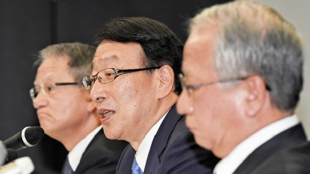 記者会見にのぞむふくおかフィナンシャルグループの柴戸隆成社長(中央)。右は、十八銀行の森拓二郎頭取=2017年7月25日、矢頭智剛撮影