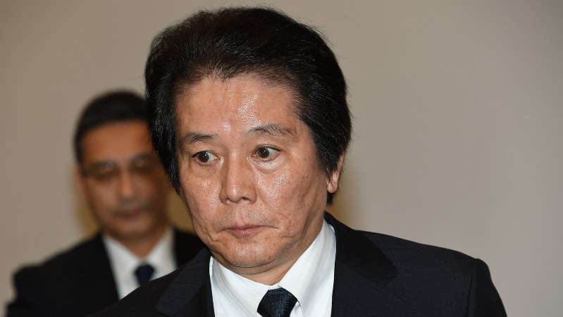 会見を終えて退席する竹内章・三菱マテリアル社長=2018年3月28日、根岸基弘撮影