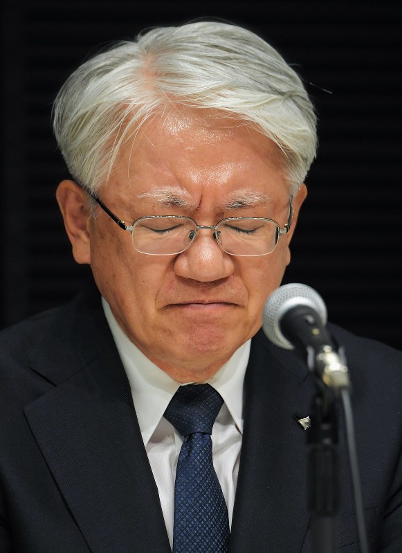 辞任を表明し、険しい表情で記者会見する神戸製鋼所の川崎博也会長兼社長(当時)=2018年3月6日、手塚耕一郎撮影