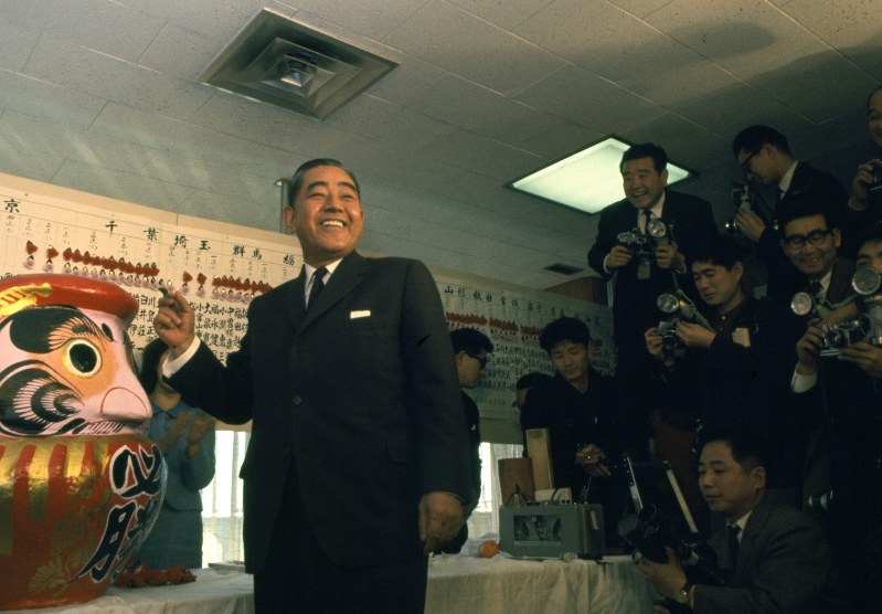 1967年1月の衆院選で、予想を上回る得票で現状維持に成功し、笑顔を見せる佐藤栄作首相=東京都千代田区の自民党本部で