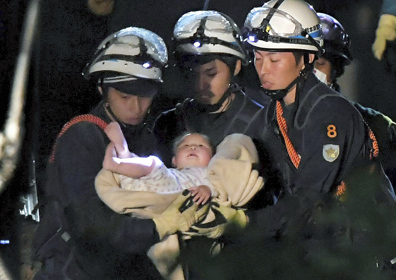 熊本地震２年 赤ちゃん救出 危険 押し倒壊家屋に進入 毎日新聞