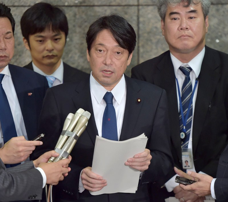 陸上自衛隊イラク派遣部隊の日報公表について説明する小野寺五典防衛相=防衛省で2018年4月16日午後5時47分、藤井達也撮影