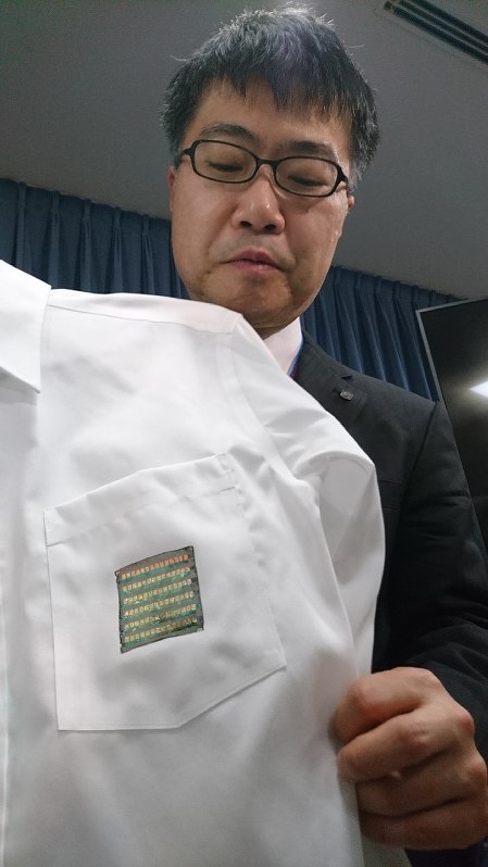 ワイシャツの胸ポケットに貼り付けた有機太陽電池