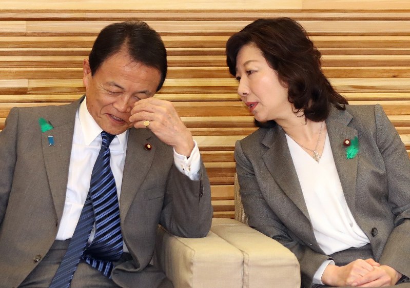 閣議前に麻生太郎財務相(左)と話す野田聖子総務相=首相官邸で2018年4月17日午前8時33分、佐々木順一撮影