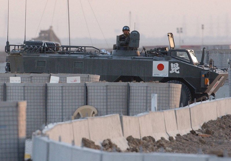 迫撃砲らしきものの攻撃を受けて、宿営地のゲートで警備に当たる自衛隊員=イラク・サマワで2004年4月8日午前6時45分、加古信志撮影