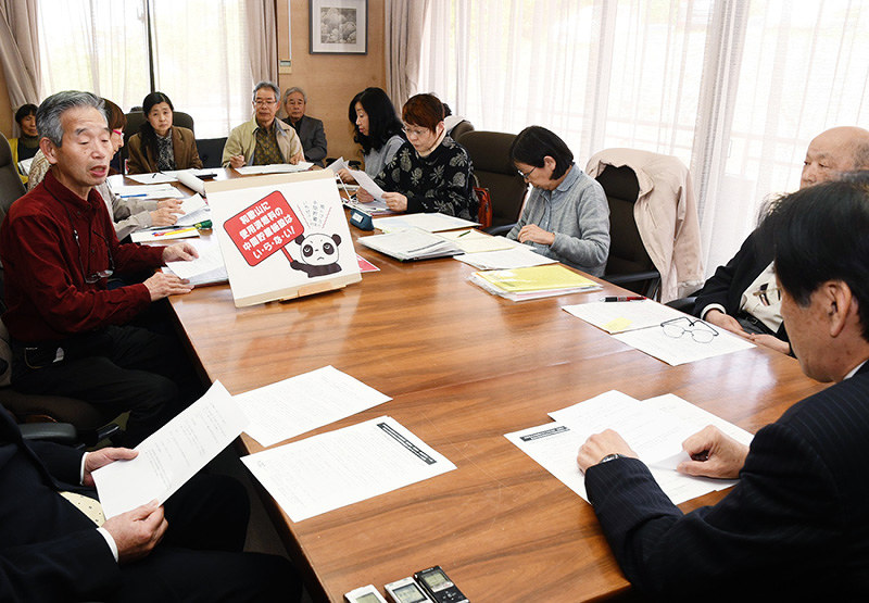 和歌山県白浜長の井澗誠町長に使用済み核燃料の中間貯蔵施設の受け入れ拒否を明言するよう申し入れる脱原発団体のメンバーら=同町役場で、藤田宰司撮影