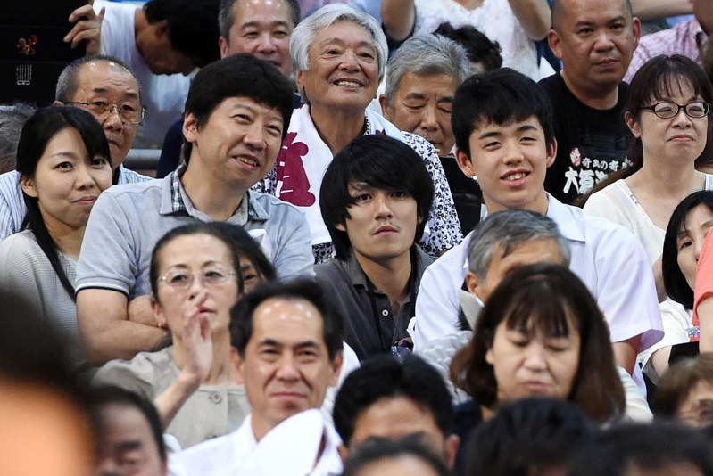 大相撲名古屋場所の観戦に訪れた藤井聡太四段（右）と師匠の杉本昌隆七段（左隣）＝愛知県体育館で２０１７年７月１２日、木葉健二撮影
