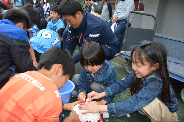 サッカー ｊ２ 大宮アルディージャ ブラジルにエコ ボール 子供らに笑顔を 昨年練習で使用の４０個贈呈へ 埼玉 毎日新聞