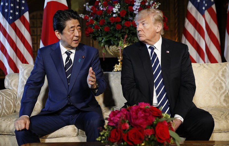 会談する安倍晋三首相(左)とトランプ米大統領=米フロリダ州パームビーチで17日、ロイター