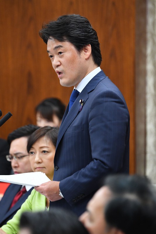 参院外交防衛委員会で質問する民進・小西洋之氏=国会内で2018年4月17日午前10時45分、川田雅浩撮影