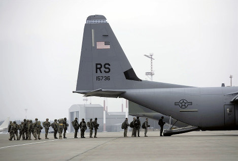 ドイツのラムシュタイン米空軍基地で輸送機に乗り込む米独両軍の降下部隊＝２０１７年１２月、同基地ホームページから