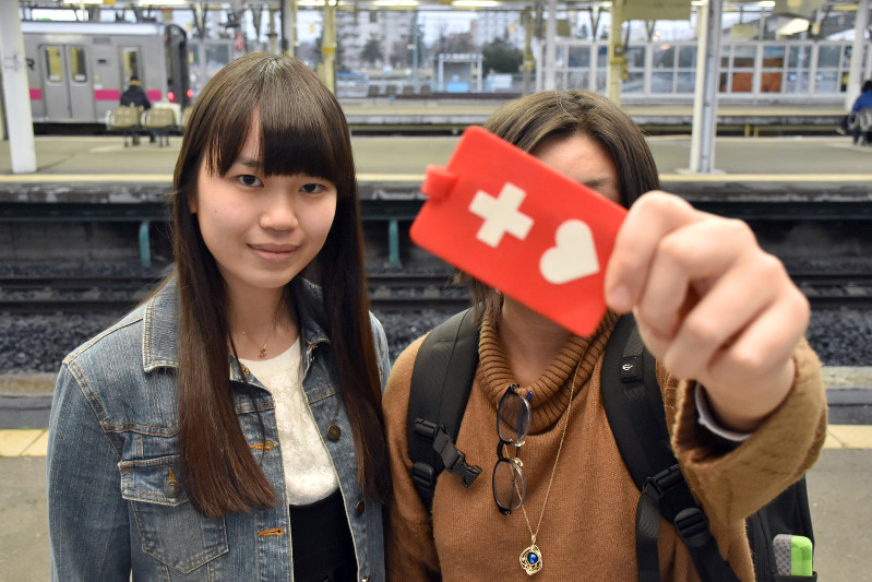 「ヘルプマークをもっと知ってほしい」と話す新坂時深さん(右)と赤石萌華さん=青い森鉄道の青森駅のホームで、北山夏帆撮影