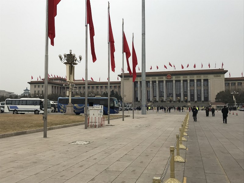 中国・北京の人民大会堂前で2018年3月17日、林哲平撮影