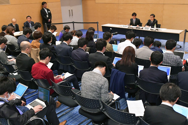 福田淳一財務次官のセクハラ発言についてテレビ朝日が深夜に急きょ開いた記者会見に集まった大勢の記者ら＝東京都港区で２０１８年４月１９日午前０時１１分、渡部直樹撮影