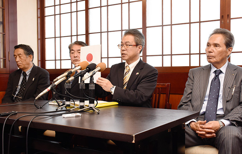 記者会見で日本遺産の認定に向けた意気込みを語る高知カツオ県民会議のの受田浩之・会長代理(右から2人目)ら=高知市で、郡悠介撮影