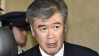 辞任を表明し、記者団の質問に答える財務省の福田淳一事務次官=2018年4月18日、渡部直樹撮影
