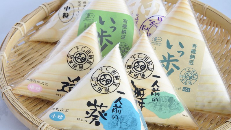 経木に包まれた下仁田納豆の納豆=小高朋子撮影