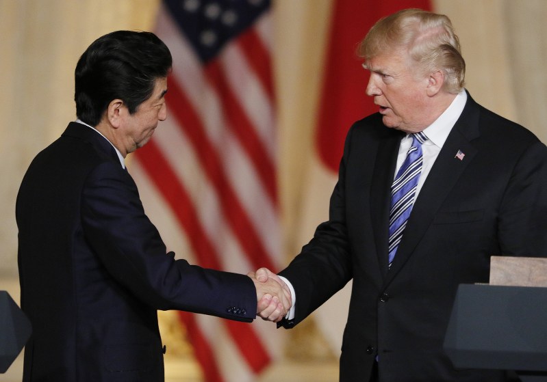 共同記者会見後、トランプ米大統領(右)と握手する安倍晋三首相=米フロリダ州パームビーチで18日、ロイター