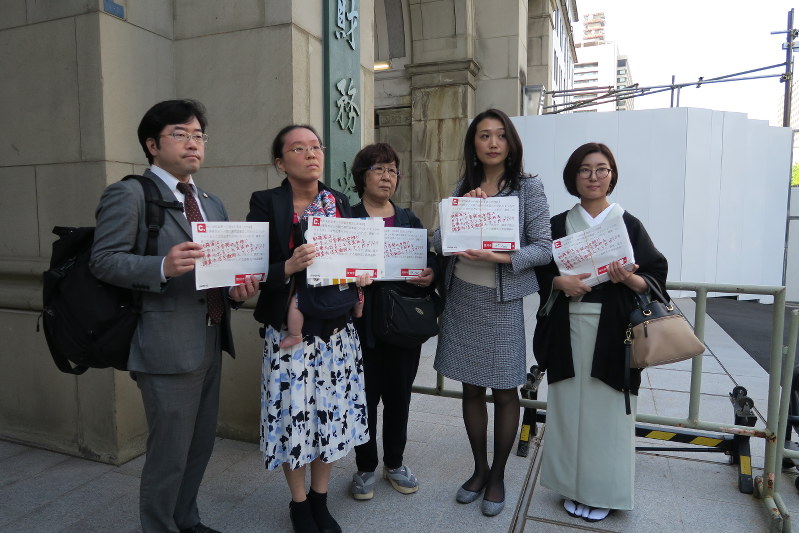 福田淳一財務事務次官のセクハラ疑惑を巡り、財務省に対応策の撤回を求める署名を提出する弁護士ら=東京都千代田区霞が関3の財務省で、2018年4月19日午後4時10分、井出晋平撮影