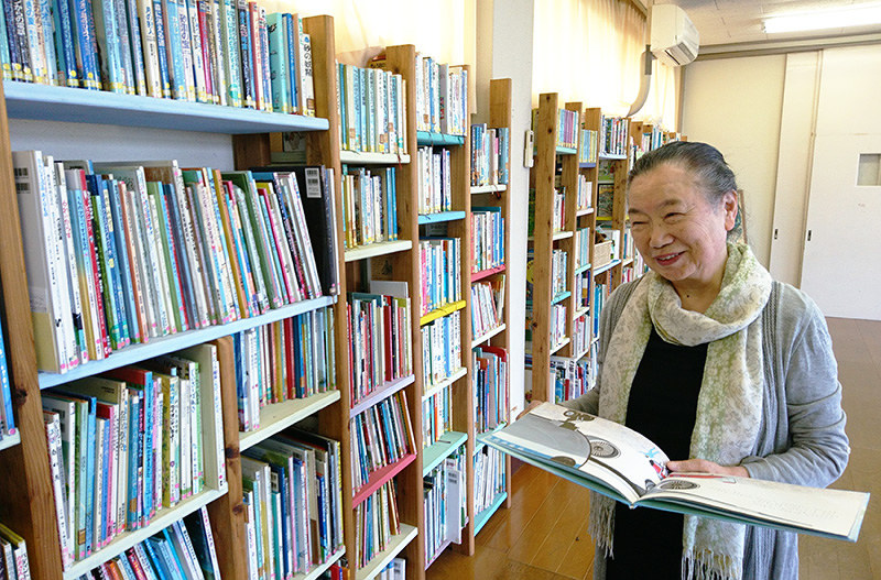 「子どもたちと絵本や本を読む喜びを分かち合いたい」と話す正置友子さん=大阪府吹田市の青山台文庫で、倉田陶子撮影