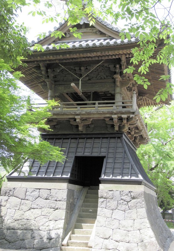 復旧した安勝寺の鐘楼=長崎県諫早市で2018年4月18日、足立旬子撮影