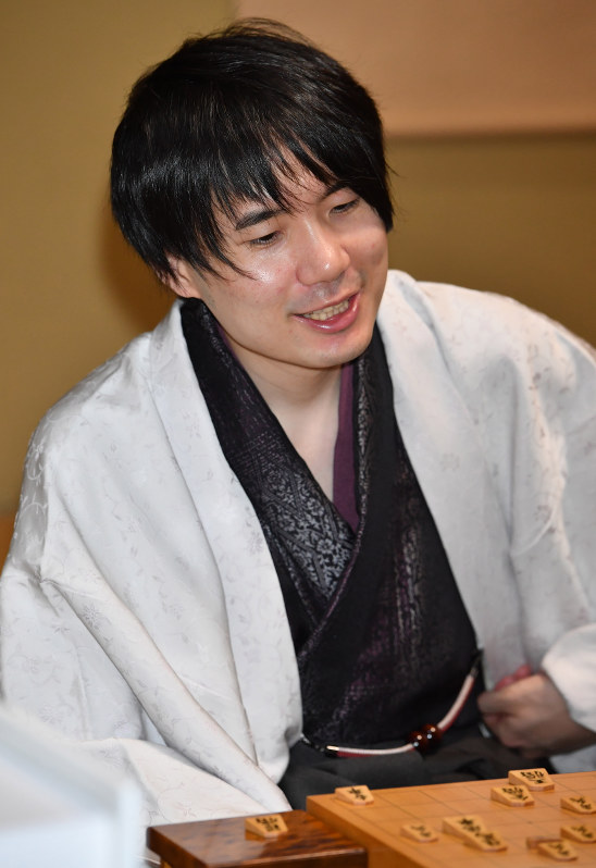 名人戦 佐藤名人が寄せ切る １勝１敗のタイに 第２局 毎日新聞