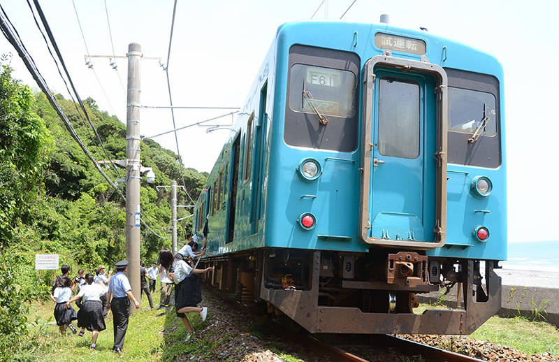 2017年7月に高校生対象に行われた「鉄學」列車からの避難訓練=和歌山県新宮市で、石川裕士撮影