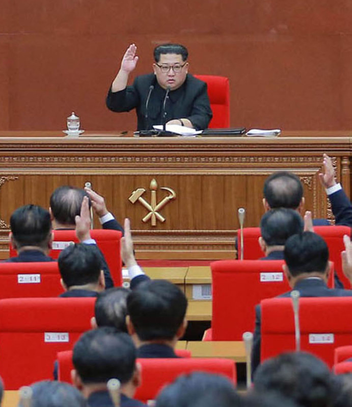 朝鮮労働党中央委員会第7期第3回総会に出席した金正恩委員長(奥)=北朝鮮・平壌で2018年4月20日、朝鮮中央通信・朝鮮通信