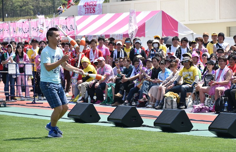 「ももクロ」のコンサートに訪れた「モノノフ」らを前に大道芸を披露する地元パフォーマー=滋賀県東近江市で2018年4月21日、成松秋穂撮影