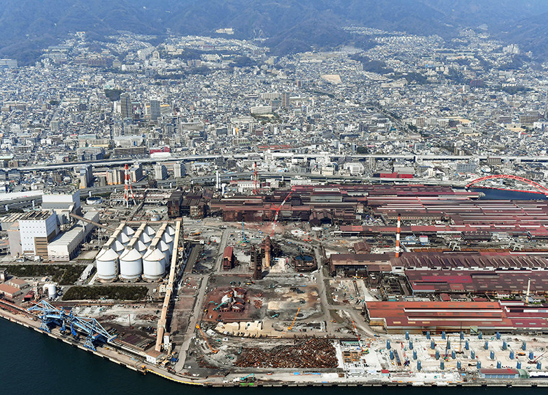 神戸製鋼所が神戸製鉄所の高炉跡地に計画している石炭火力発電所の建設を計画している建設予定地(手前中央の空き地)。肌理は既設の石炭火力発電所=神戸市灘区で2018年3月29日、本社ヘリから小松雄介撮影