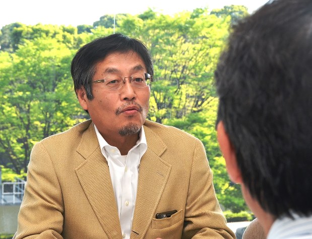 インタビューに答える浪川攻さん。手前は今沢真・経済プレミア編集長