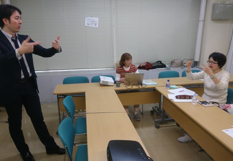 難病で難聴になった人が手話を学びながら交流する「なんでの会」。主宰する鈴木泰子さん(中央)は「難病、難聴の人が安らげる場所を目指したい」=東京都渋谷区で、蒔田備憲撮影