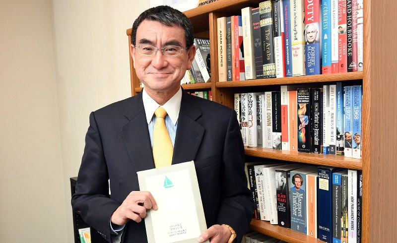 自身が読んだ「ツバメ号とアマゾン号」を持つ河野太郎外相=根岸基弘撮影