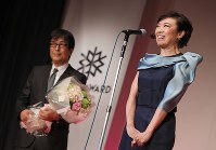 全日本スキー連盟主催のスノーアワードで「スノー文化功労賞」を受賞した松任谷由実さんと松任谷正隆さん＝２０１７年５月１８日、佐々木順一撮影